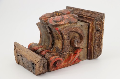 Soporte de pared policromado indo-portugués del siglo XVII que representa una flor rocaille - Imagen 6 de 10