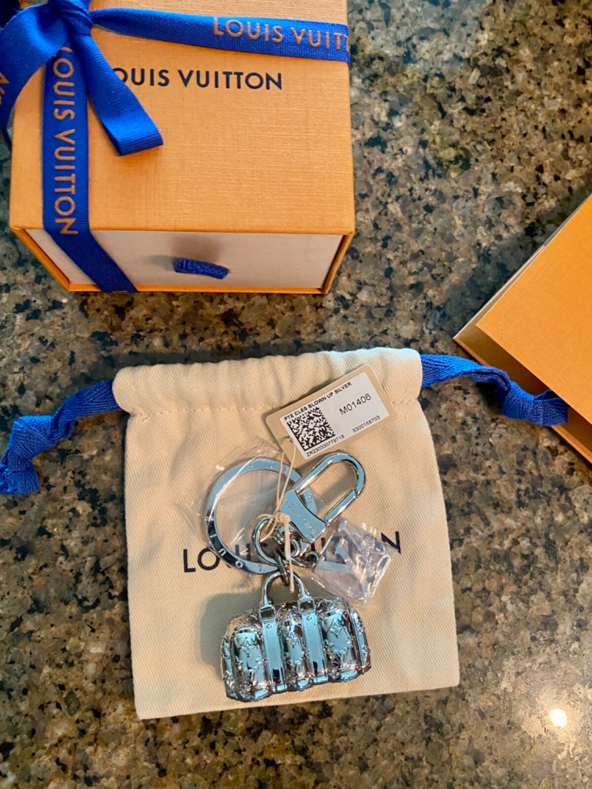 Louis Vuitton Blue Rubber Silvertone Metal LV Soft Bag Charm and Key Holder  - für So kommst du an den Louis Vuitton x Nike Air Force 1 - RvceShops's  Closet