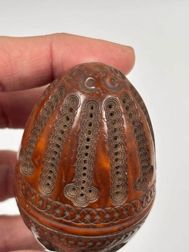 Ancien Gros Oeuf à Chapelet ou à Repriser en Noix de Corozo sculptée - Photo 3/4