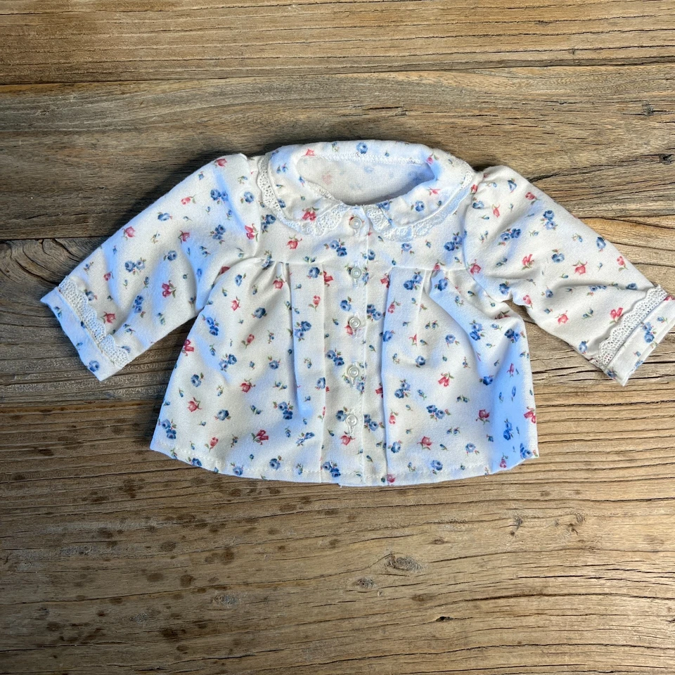 American Girl Emily’s Pijama Completo con Caja Colgador Libro y Pañuelo, Juego Retirado Foto 3 de 4