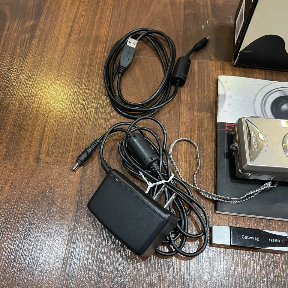 Gateway DC-T50 5.2MP Digital Camera Silver No Memory Card Tested & Works - Image 2 of 4