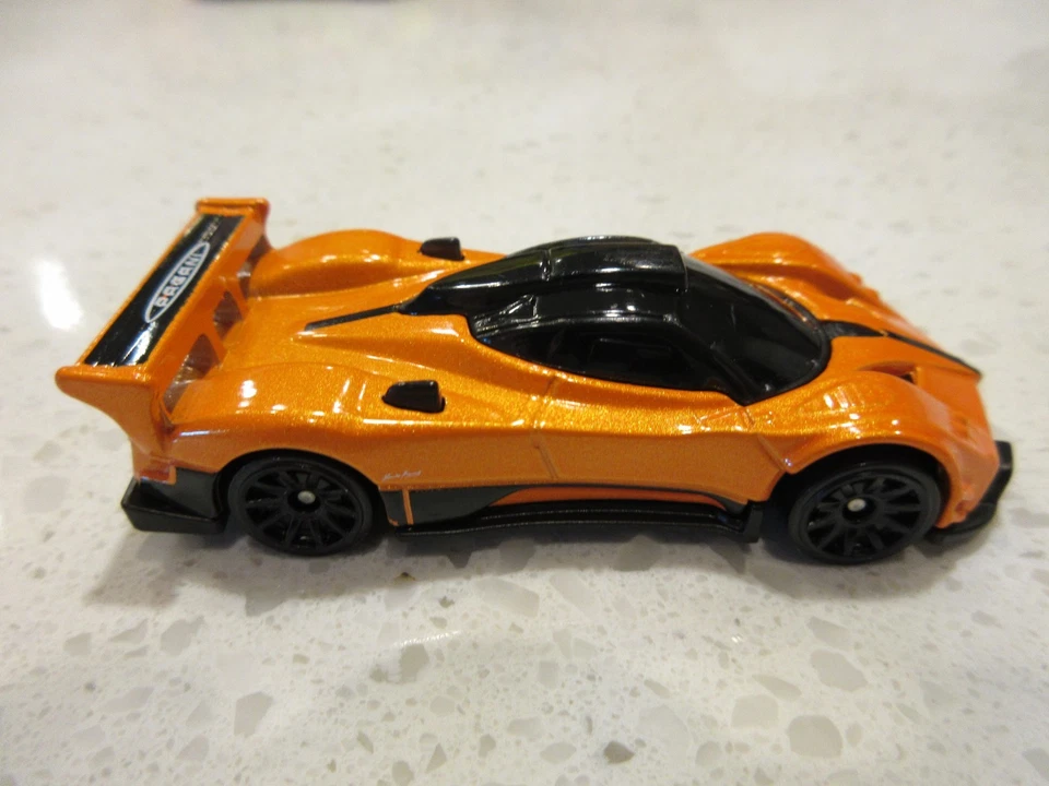 2025 风火轮 Pagani Zonda R 橙色独家设计和颜色 1: 64 玩具赛车 — 第 2/4 张图片