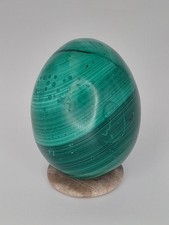 Malachit-Ei, Kongo, 180 g, ca. 55x40mm + Donut aus fossilem Holz ca. 30mm