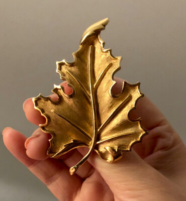 Crown Trifari Leaf Brooch Gold Floral Oak leaf Mid Century Pin