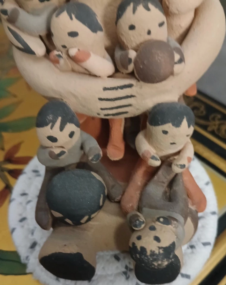 Cuentacuentos Taos Pueblo, Juanita Martínez, 9 niños, firmado, arcilla enrollada a mano Foto 4 de 4