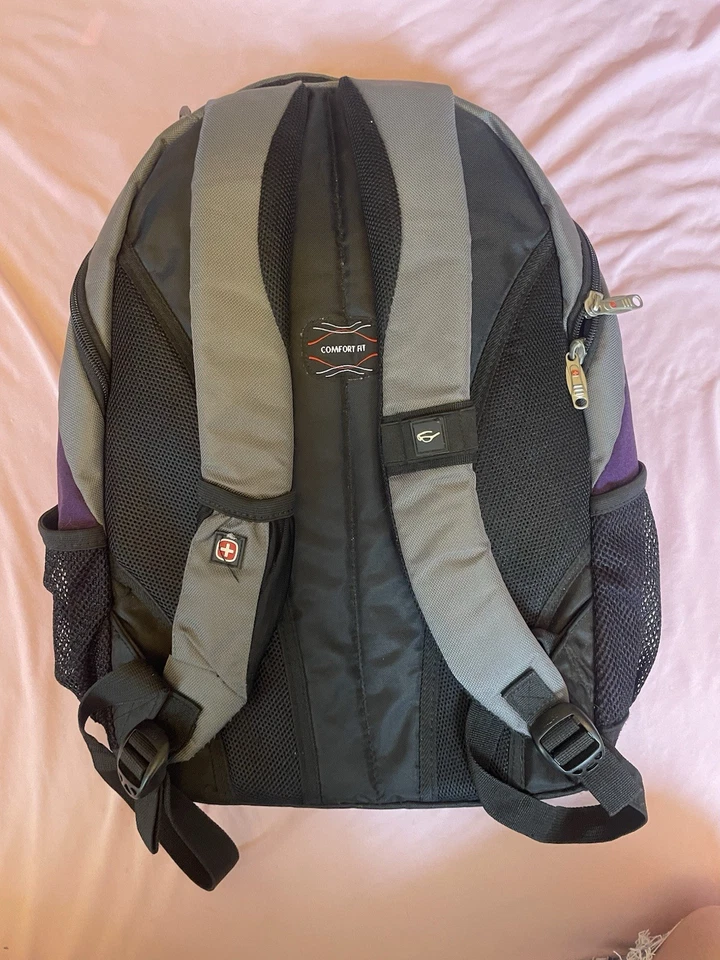 Mochila de viaje Swiss Tech compatible con computadora púrpura y negra Foto 2 de 4