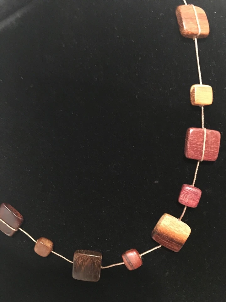 Delicado collar estilo gargantilla cuentas cuadradas de madera pequeñas Foto 2 de 3