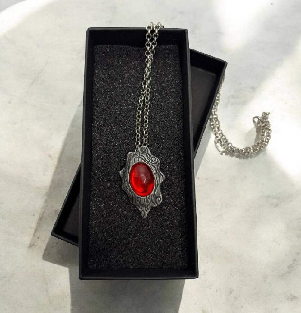 Collana Pendente Amuleto Rosso Devil May Cry | Gioiello Dark Fantasy