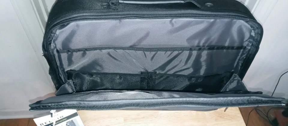 ¡NUEVO! Cargador superior Swift para portátil Belkin 16" negro Foto 4 de 4