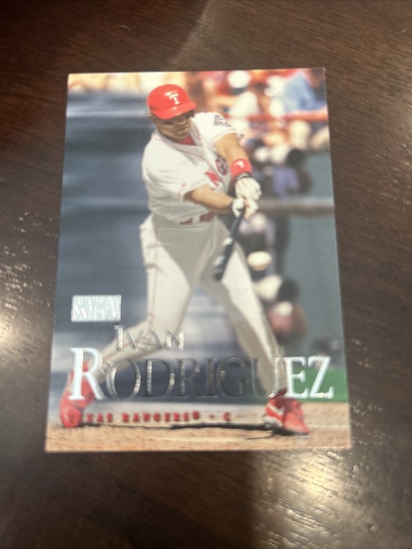 2000 SKYBOX # 2  IVAN RODRIGUEZ    BASEBALL CARD