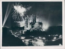 1952 Press Photo Fireworks at Notre Dame Cathedral Bastille Day 1950s Paris