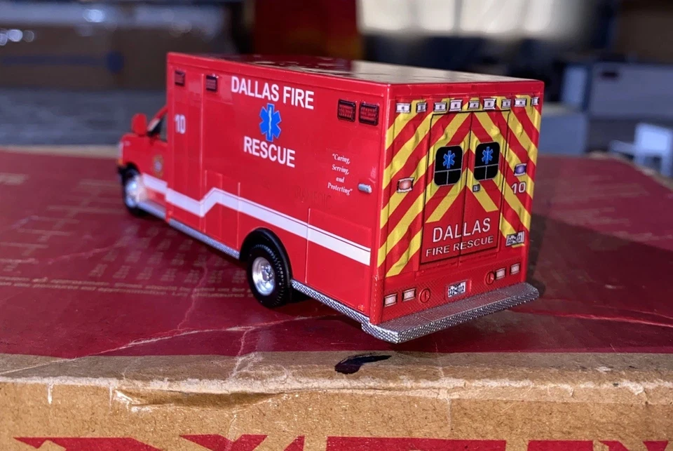 Kitbash 1 de 1 Chevy G3500 Dallas TX Departamento de Bomberos Rescate Paramédico Ambulancia Foto 4 de 4