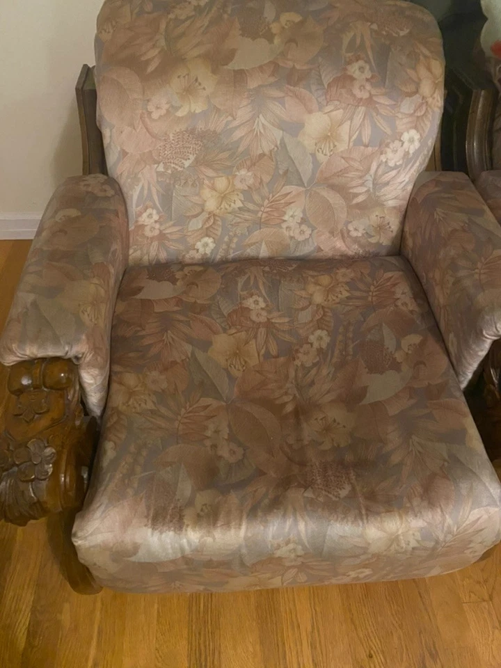 Sofá y cuatro sillas de salón, madera decorada resistente, tapicería de terciopelo Foto 3 de 4