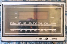 Vintage Small GE Clock Radio Alarm Model # 7-46200 tested and working
