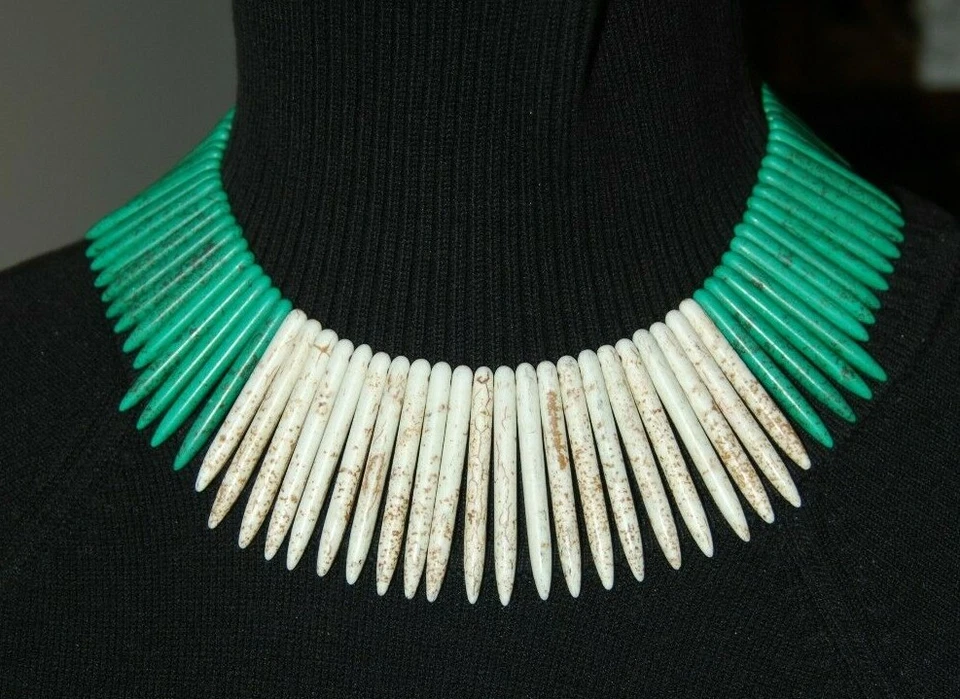 COLLAR GARGANTILLA COLLAR PALO ACRÍLICO VERDE Y BEIGE RENACIMIENTO EGIPCIO KENNETH LANE Foto 2 de 4
