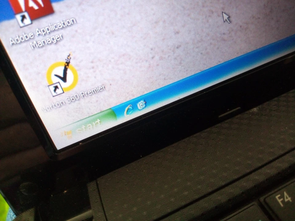 Asus Eee PC Netbook Computer Powers on, boot to WinXP. Backlight bleed, see pics - Image 3 of 4