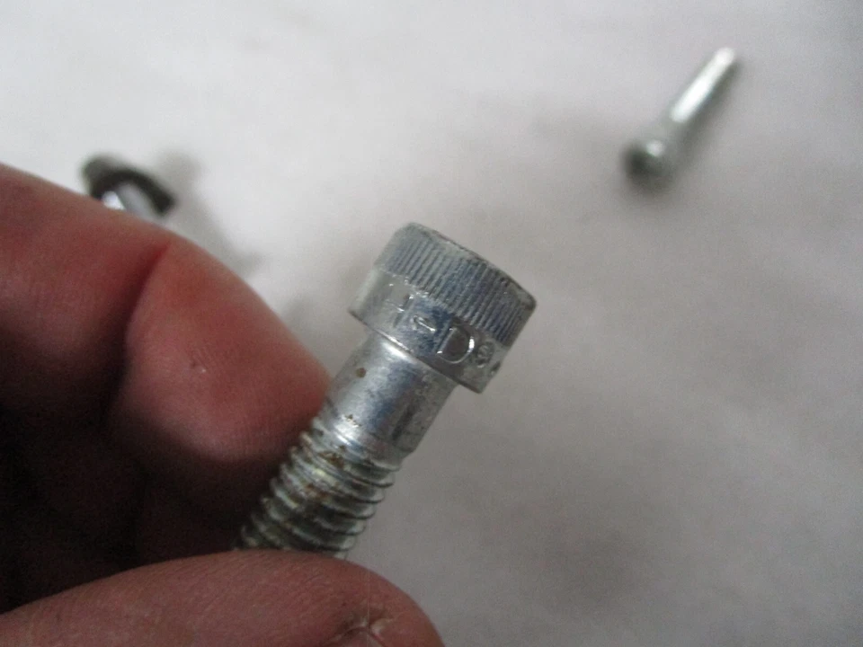 05-17 哈雷戴维森 FLSTC Heritage Softail 铬乘客脚钉支架 — 第 4/4 张图片