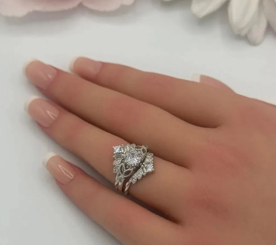 Conjunto de anillo de boda de moissanita de oro blanco de 14 quilates de 2,55 quilates redondo y corte baguette Foto 2 de 4