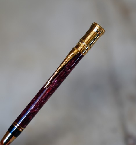 RARE STYLO BILLE PARKER DUOFOLD EN RESINE ROUGE VIOLET MARBRE & PL. OR 18 CARATS - Picture 4 of 9