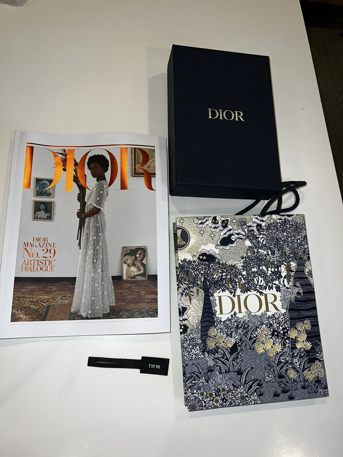 Magazine Dior numéro 29 hiver 2019. Yemi Okesokun + boîte vide et sac
