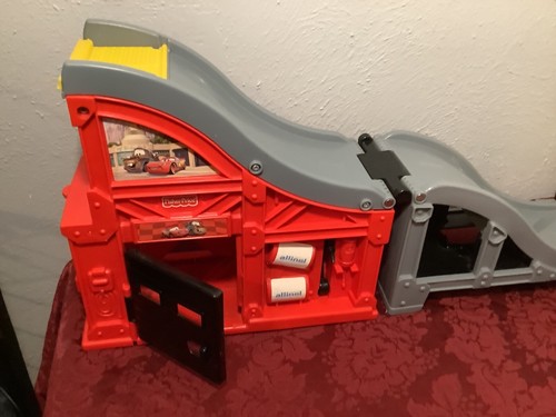 Juego de pista de autos de carreras Disney Pixar Fold n Go con autos y camión de remolque - Imagen 10 de 16