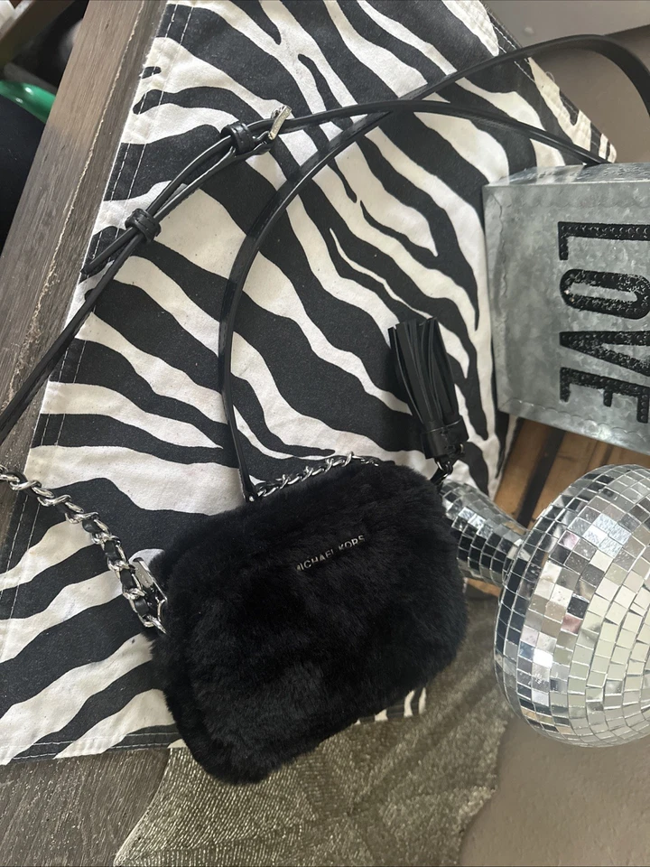 Bandolera Michael Kors Negra Imitación Piel Logo Borlas Pequeña/Mini Cremallera Usada en Excelente Condición-Como Nueva Foto 4 de 4