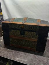MÉDIUM ANTIQUE VICTORIAN DOME TOP CAMELBACK WOOD & METAL CHEST STEAMER TRUNK
