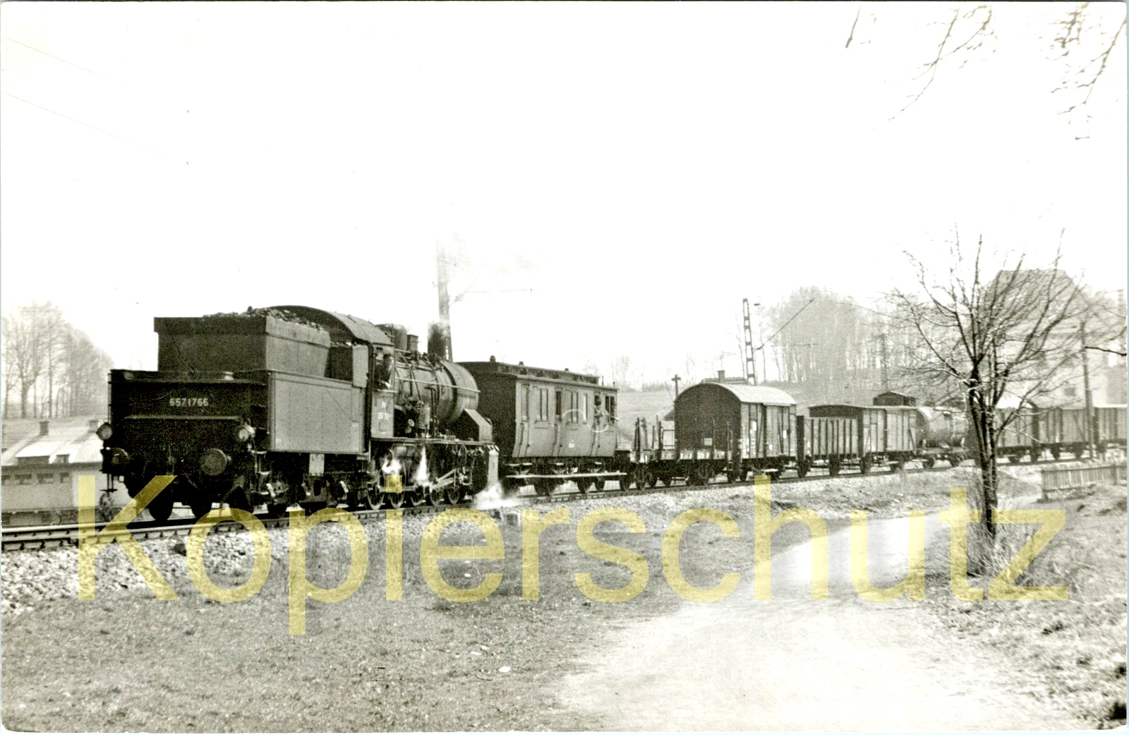 Foto - ÖBB 657.1766 (ex BBÖ/DRB 57 1766) in Attnang einfahrend am 7.4.1955 - Bild 1 von 1