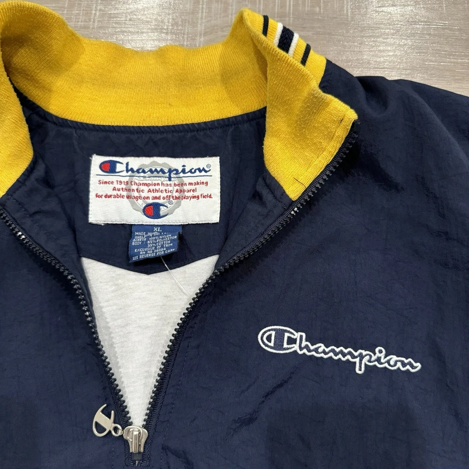 Jaqueta corta-vento masculina vintage 90’s Champion quarto de zíper GG azul marinho dourada - Imagem 2 de 4