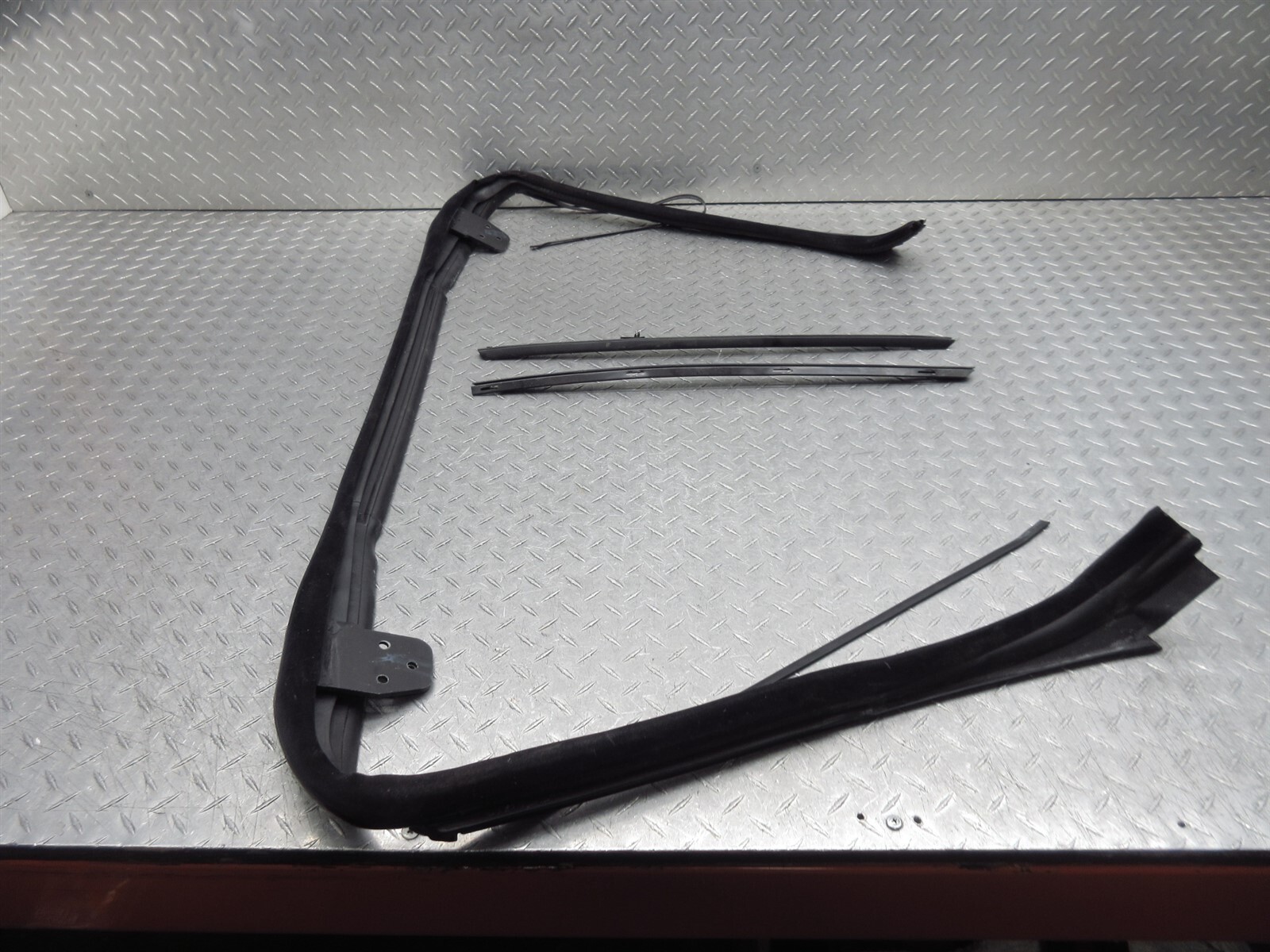 2008 Ferrari F430 Spider 65797300 Front Windshield Windscreen Glass Seal Gasket