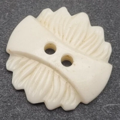 Edelbein 2-Loch-Knopf 25 mm Blumenschnitzerei / Buffalo Bone Button Bouton Os 9 - Bild 1 von 3