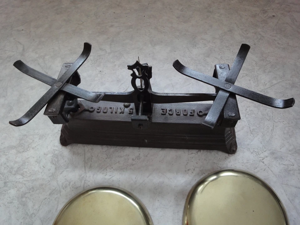 Ancienne balance force 5kg ROBERVAL rénovée avec plateaux laiton - Photo 4/4
