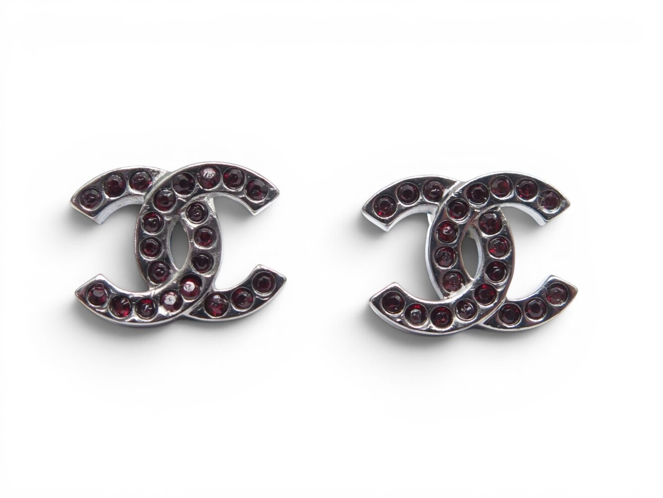 Boucles d'oreilles Chanel CC puces en métal argenté et cristaux pour vos soirées