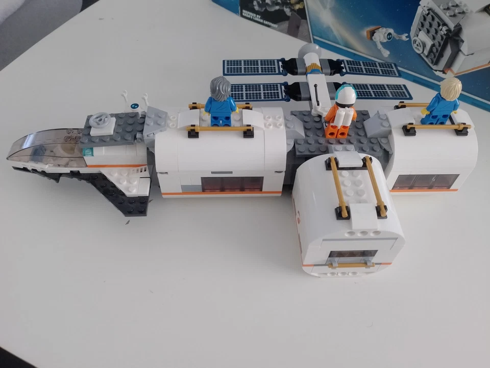 LEGO City 60227 Lunar Space Station, photo 4 sur 5
