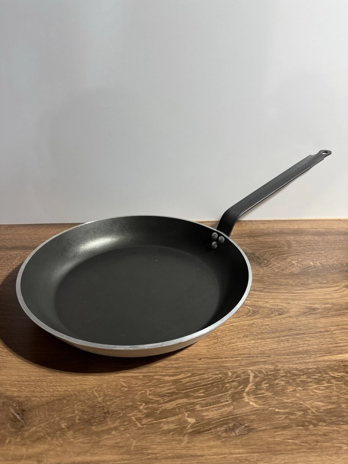 De Buyer Aluminum Non Stick Frying Pan 14” Commercial Grade Barely Used