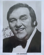 LES DAWSON LEGENDARY COMEDY PERFORMER **HAND SIGNED** PHOTO 20cm x 26cm