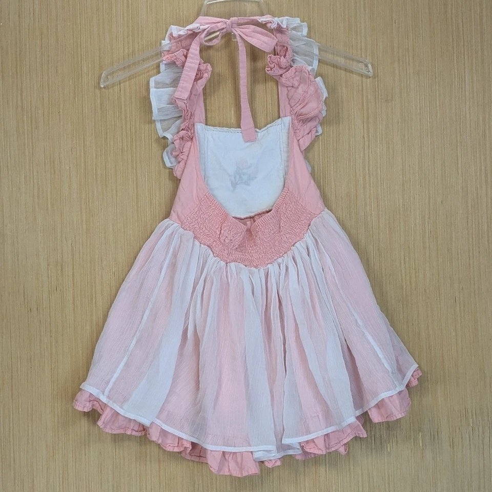 Vestido InSewlee Rosa Bordado Delantal Niñas 6 Volantes Cottagecore Retro Foto 4 de 4