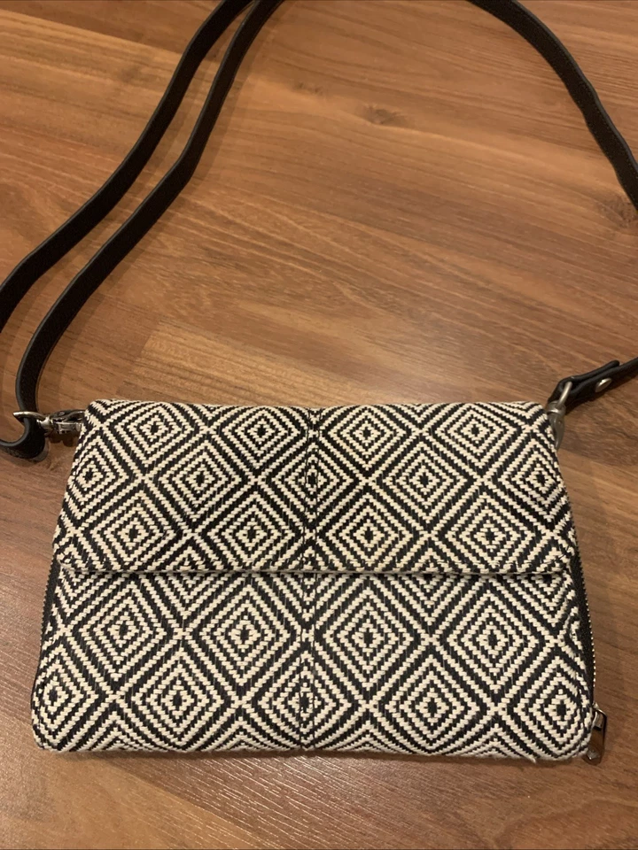 Bandolera Jewel By Thirty-One tapiz negro y marfil con correa de cadena de cuero sexy Foto 2 de 4