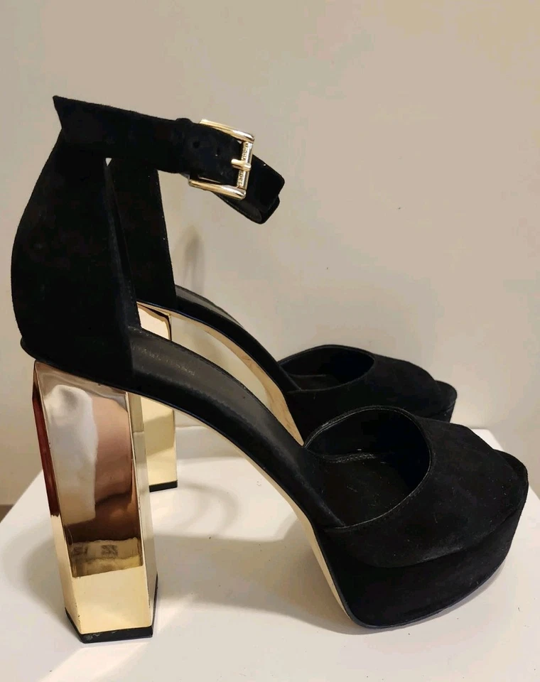 Sandalias Michael Kors "Petra" negras gamuza metal dorado tacón plataforma talla 8 Ret. $175  Foto 2 de 4