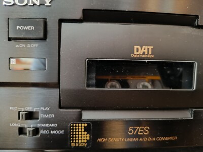 SONY DTC 57 ES Vintage + Holzseitenteile Highend DAT Rec. + org. Fernbedienung 