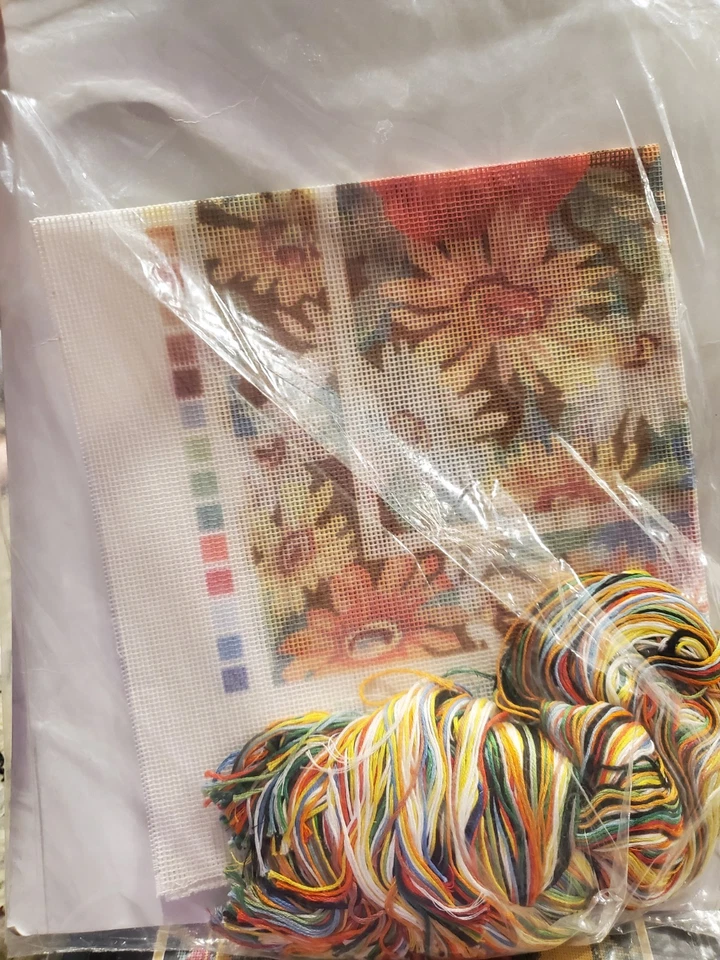 Lindo kit de almohada de punta de aguja vintage Candamar Designs 30795 margaritas y amapolas Foto 2 de 2