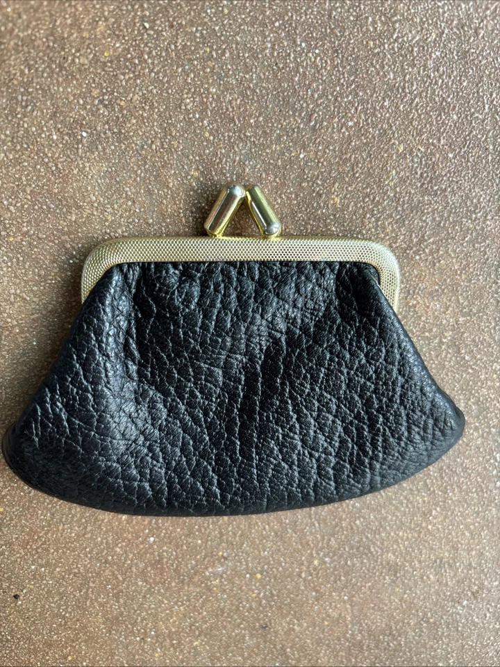 Monedero vintage de guijarros negros con cierre de beso monedero tono dorado herrajes cuero 1960 Foto 2 de 4