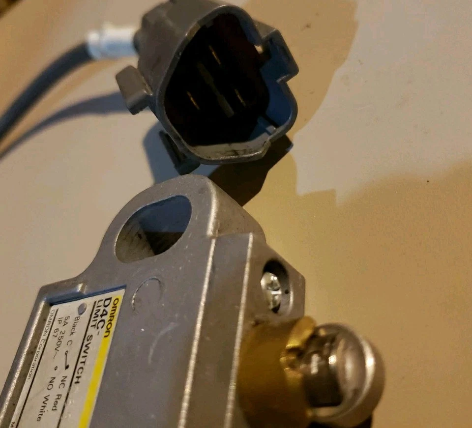 Interruptor de seguridad neutro Komatsu 14x-06-12120 para D41 D58 D61 D65 D68 D70 D85... Foto 3 de 3