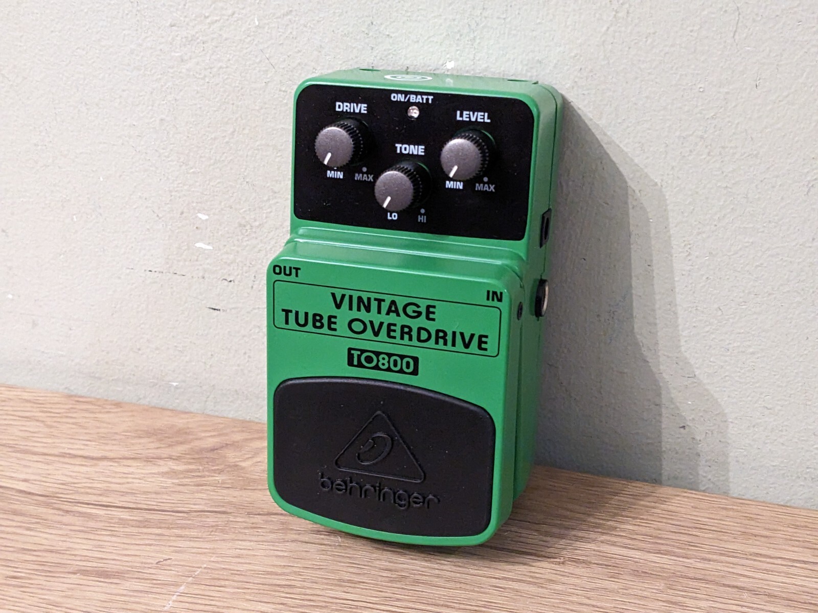 Behringer TO800 vintage tube overdrive guitar effects foot pedal green