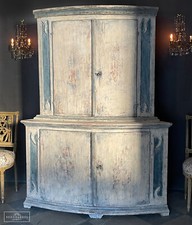 Schwedischer Tonneneckschrank, Gustavian um 1820