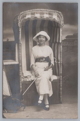 Holiday Keepsake Photo Woman in Wicker Chair Tourism - Old Photo 1910s