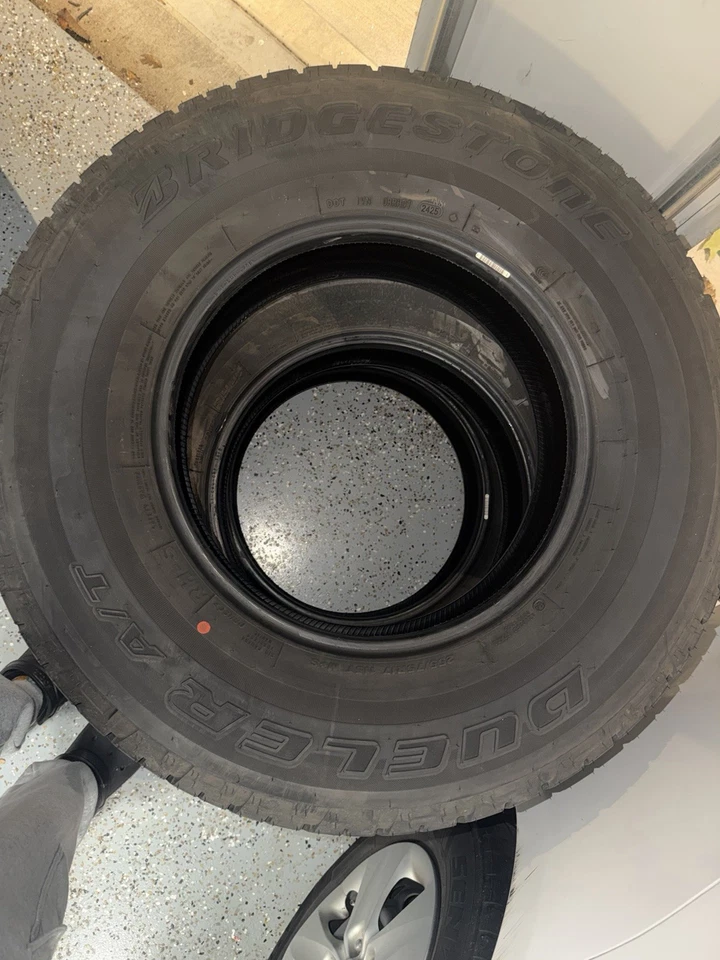 Juego de (5) neumáticos Bridgestone Dueler 255/75R17 A/T Foto 2 de 4