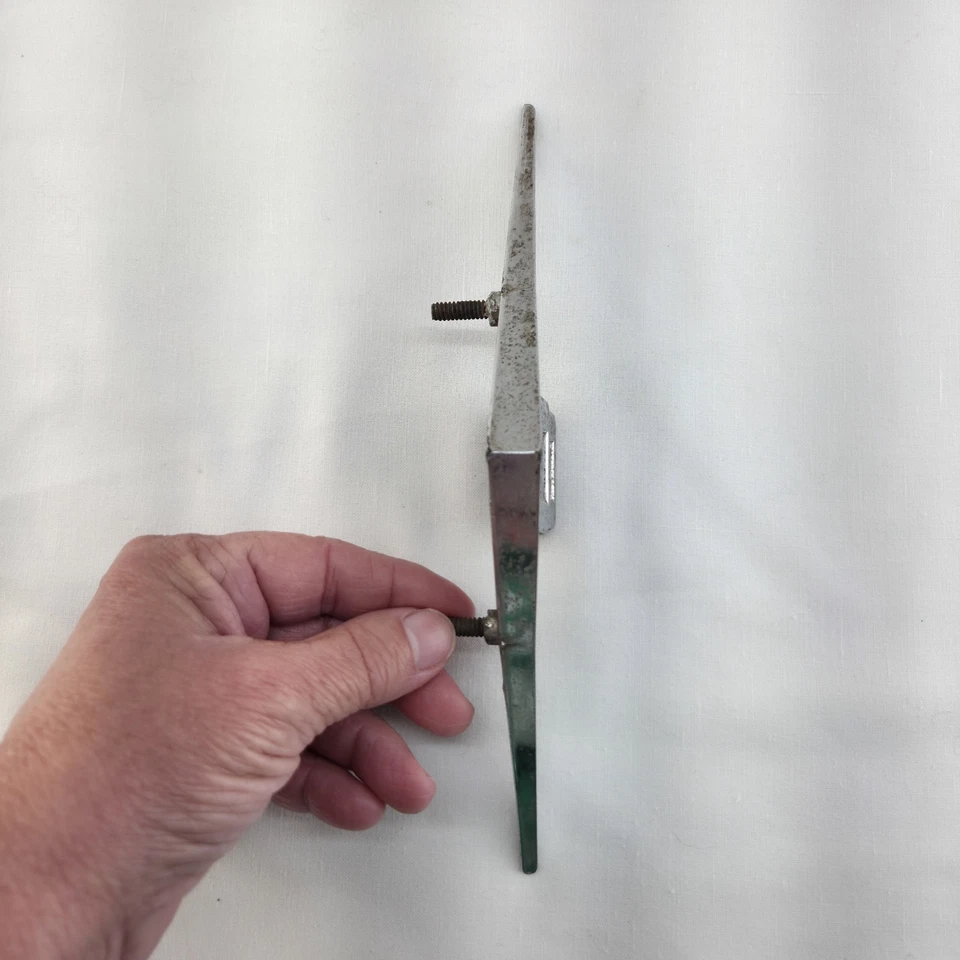 Chevrolet Truck 1955, 1956 V8 emblema guardabarros P3723732C1 Foto 4 de 4