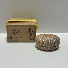 Rare Japanese Tea ceremony Incense Container Kogo Hagi ware Chrysanthemum w/box