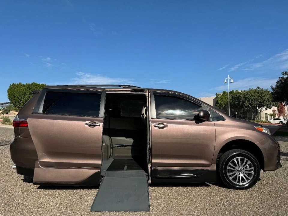 2018 Toyota Sienna XLE - Изображение 3 из 4